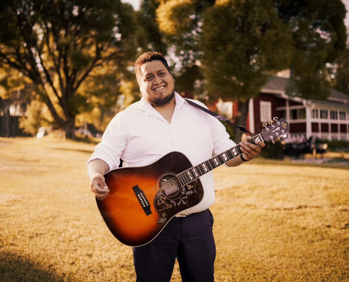 Ludde with guitar